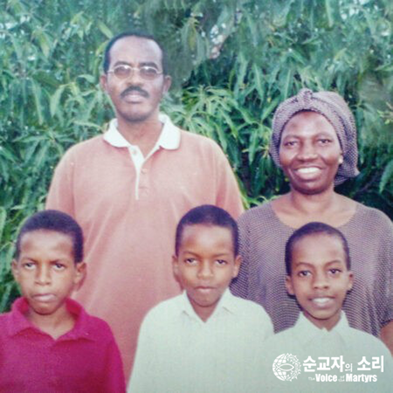 기독교 순교자의 날 기자회견 사진 - 압디웰리와 그의 가족.png