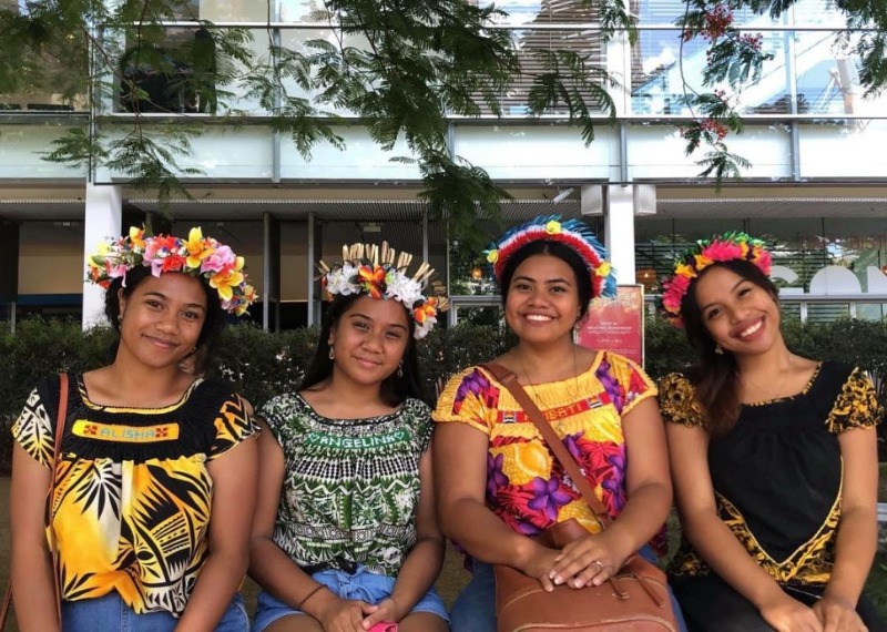 TE_TIBUTA_를_입은_소녀들_-_출처_Manokan_Kiribati.jpg